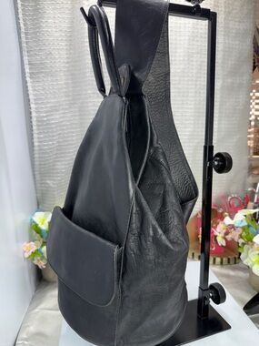 (E4)Classic black leather messenger bag-style backpack made in Colombia